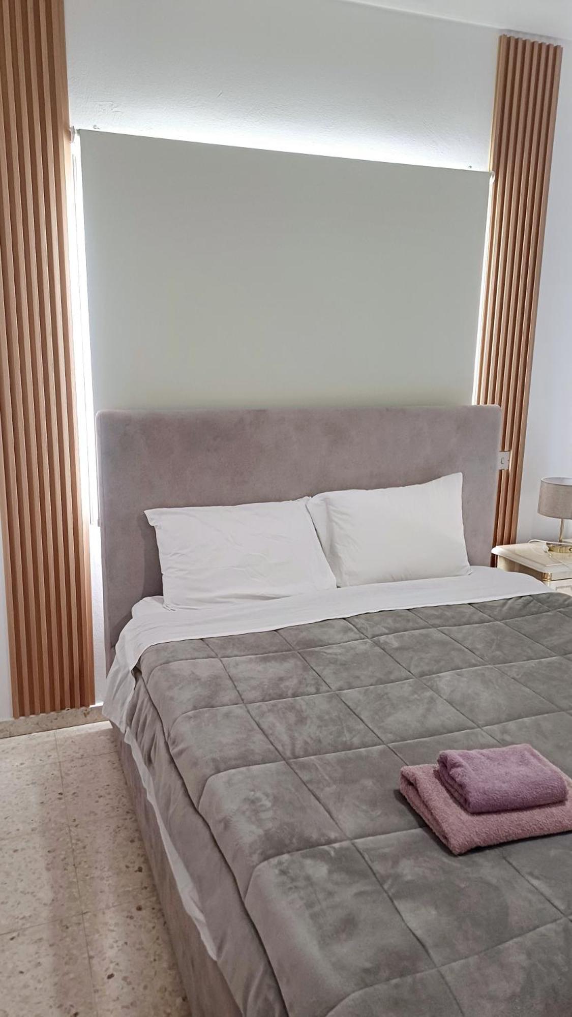 Spacious 2 Bedroom Near Mall -internet 1gbps דירה *
