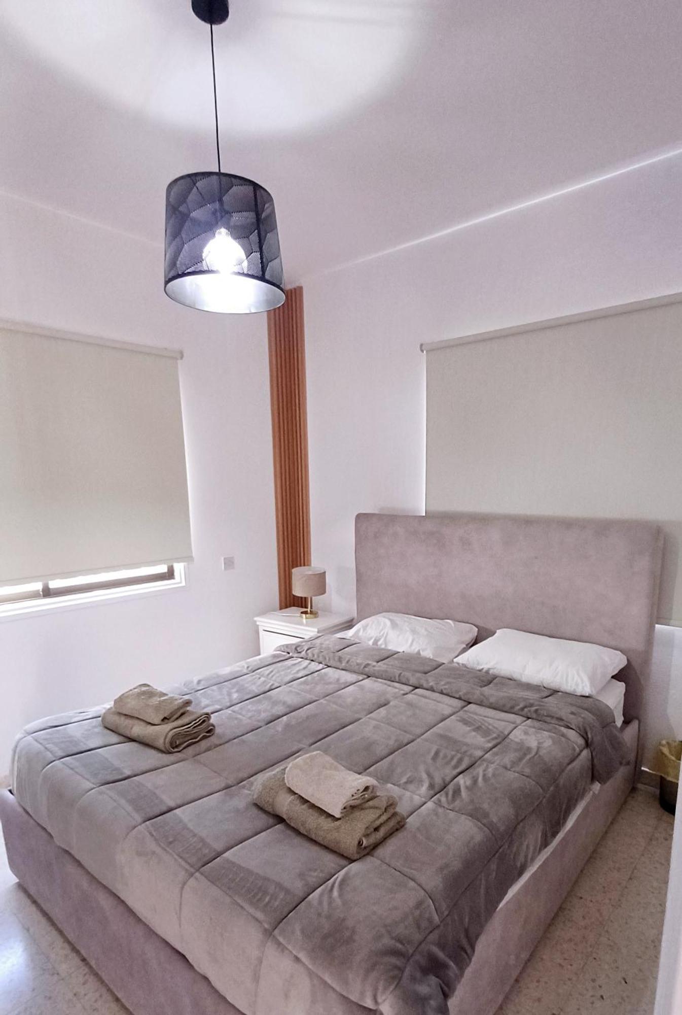Spacious 2 Bedroom Near Mall -internet 1gbps דירה